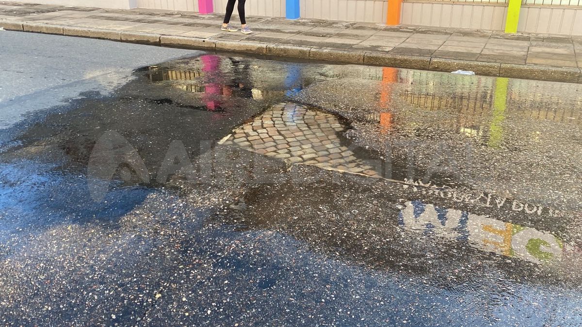 La pérdida de agua rompió la capa superficial y dejó al descubierto el adoquinado.