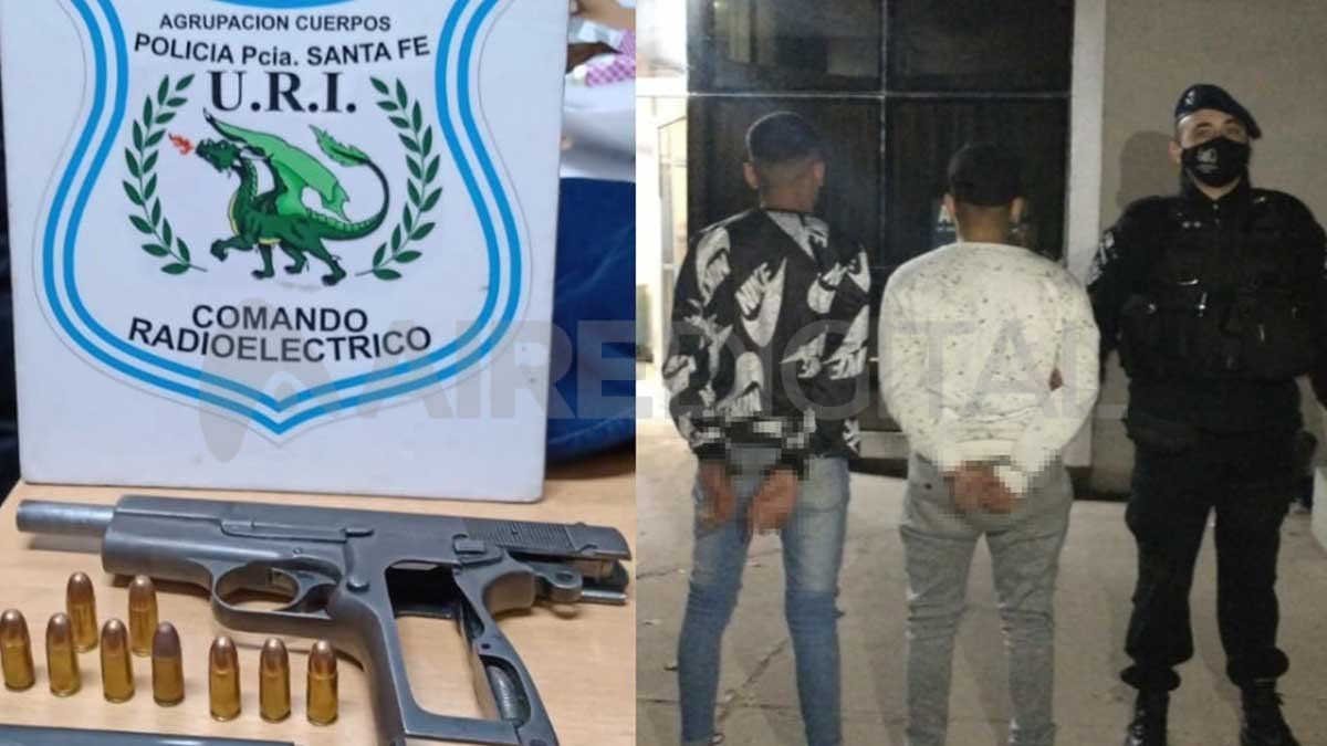 Los aprehendidos en Neuquén y Carranza junto al arma incautada por los efectivos del Comando Radioeléctrico dependiente de la URI