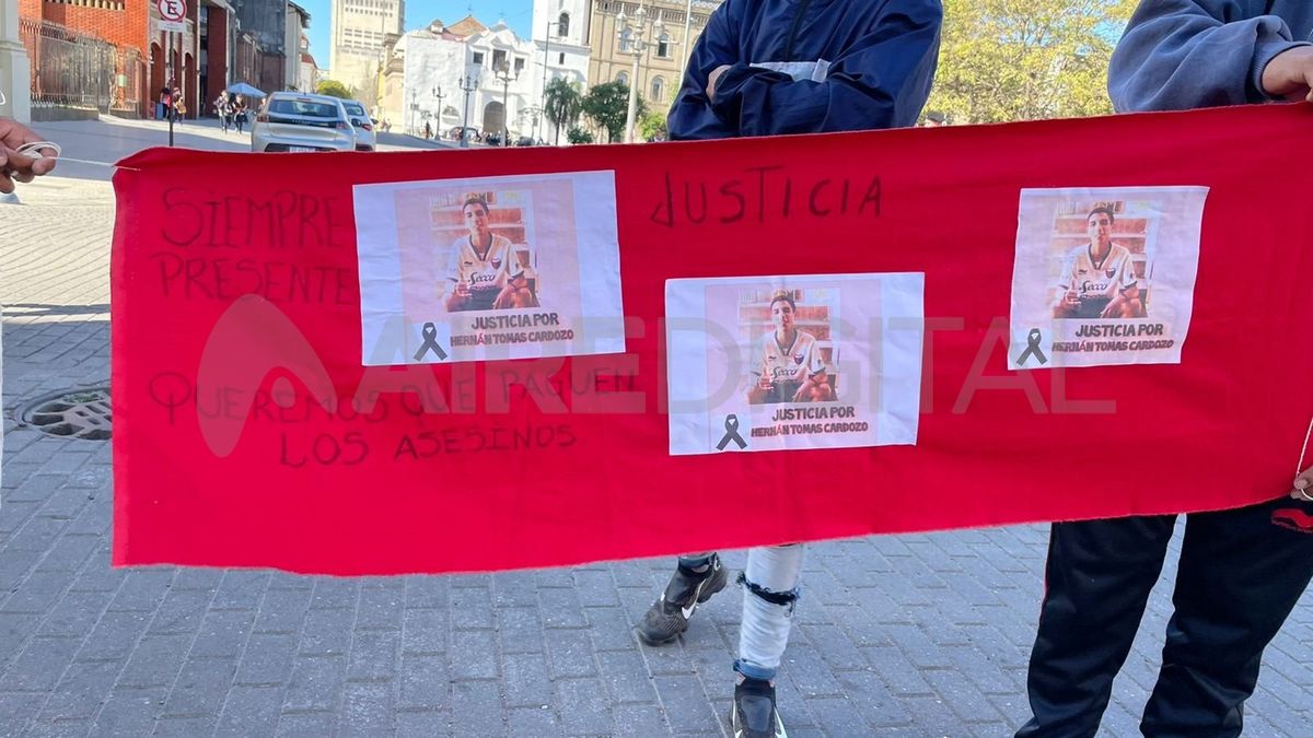 Familiares de Hernán cortaron el tránsito este mediodía en General López y San Jerónimo, frente a los Tribunales de la ciudad de Santa Fe.