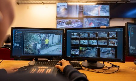 El intendente de Santa Fe, Juan Pablo Poletti, anunció que la Provincia invertirá en la colocación de más de 1000 cámaras de videovigilancia. El intendente de Santa Fe, Juan Pablo Poletti, anunció que la Provincia invertirá en la colocación de más de 1000 cámaras de videovigilancia.