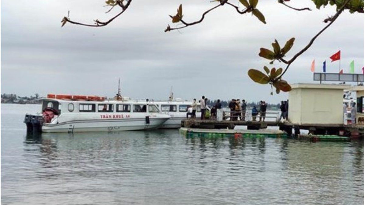 Trece muertos en el naufragio de un barco turístico en Vietnam