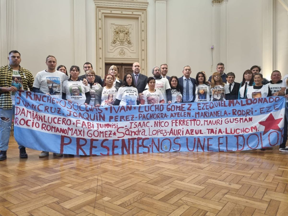 El gobernador Omar Perotti reglamentó la Ley de Víctimas de delitos comentidos en Santa Fe.