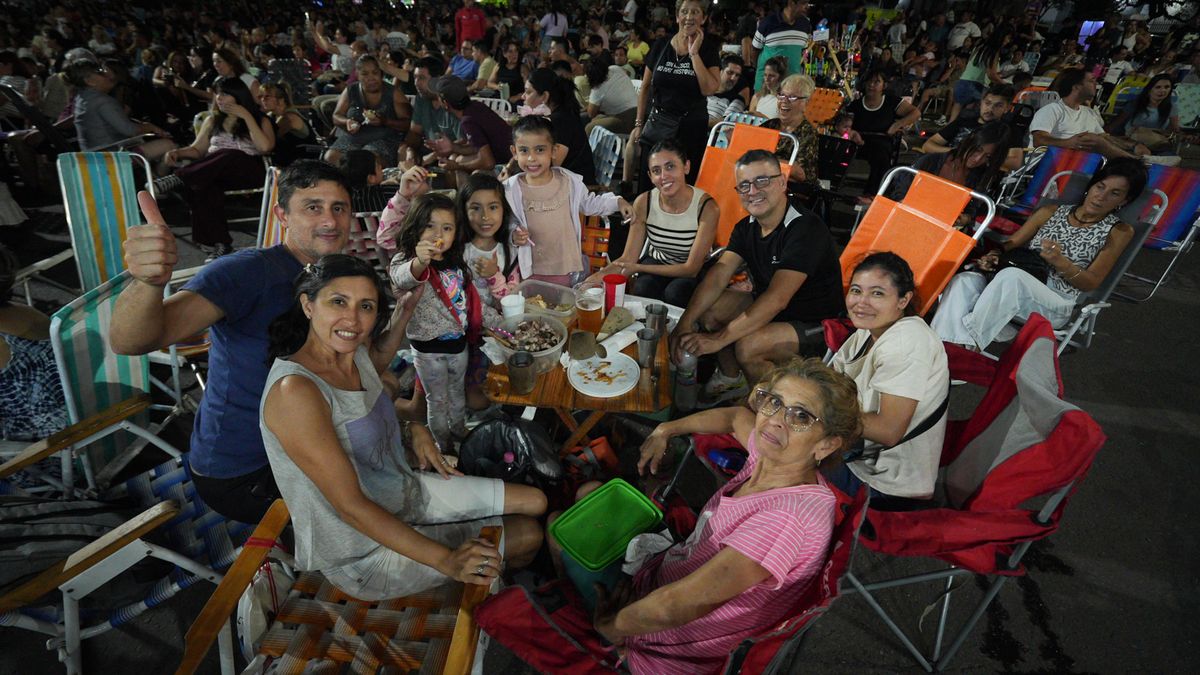 Familias enteras asistieron con sus reposeras a compartir en la tercera noche del Festival Folklórico de Guadalupe 2026.