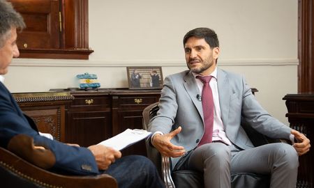 “Vamos a terminar el 2026 con la Corte renovada, y lo vamos a hacer con diálogo, pero llega un punto en el que están la ley y la Constitución, y las vamos a hacer cumplir”, sentenció el gobernador Maximiliano Pullaro en una entrevista exclusiva con Luis Mino. “Vamos a terminar el 2026 con la Corte renovada, y lo vamos a hacer con diálogo, pero llega un punto en el que están la ley y la Constitución, y las vamos a hacer cumplir”, sentenció el gobernador Maximiliano Pullaro en una entrevista exclusiva con Luis Mino.