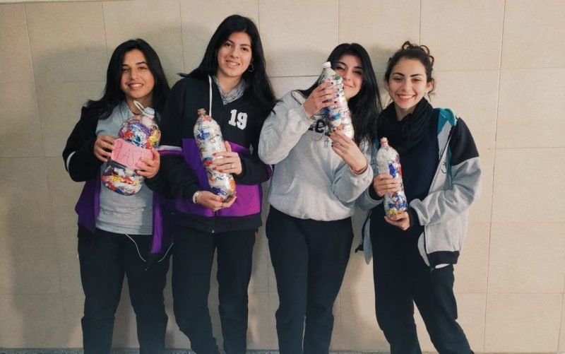 Llenar botellas de amor: la idea de los estudiantes de la escuela Ecea para enfrentar el exceso de plásticos