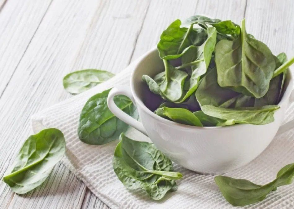 Las espinacas tienen cantidades importantes de antioxidantes conocidos como betacarotenos. 