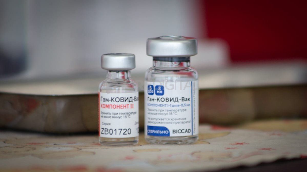 Frascos de dosis de los dos componentes de la vacuna rusa.