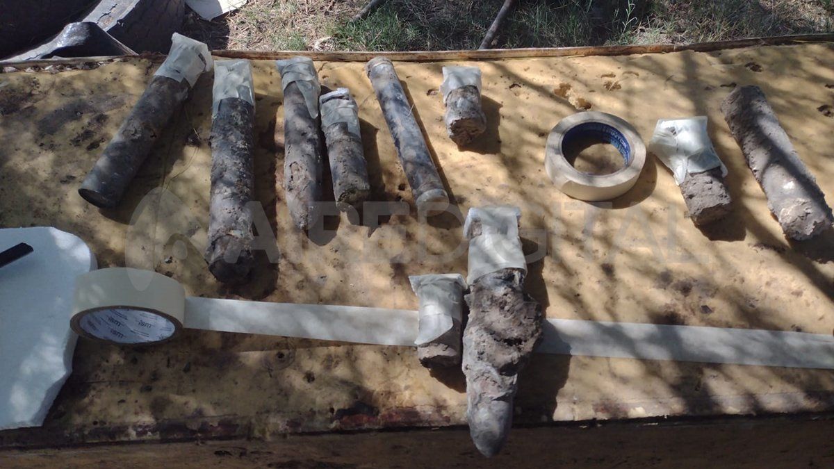 Los elementos encontrados en la bolsa, a orillas del Salado.