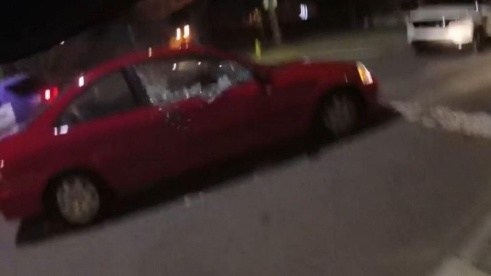 Policía acribilló a tiros a pareja que cantaba canciones de amor en un auto