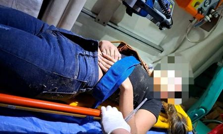 La adolescente fue trasladada de urgencia al Hospital Posadas para realizarle tomografías debido a la gravedad de las patadas recibidas en el cráneo La adolescente fue trasladada de urgencia al Hospital Posadas para realizarle tomografías debido a la gravedad de las patadas recibidas en el cráneo