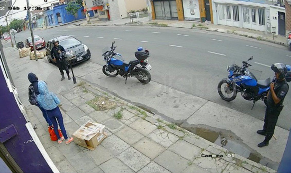 El momento en que la policía detiene a las dos mujeres. 