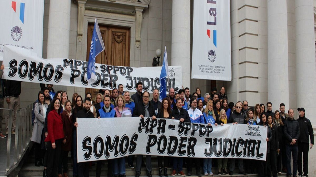 Protesta de trabajadores judiciales en la explanada de la Legislatura de la Provincia de Santa Fe. Protesta de trabajadores judiciales en la explanada de la Legislatura de la Provincia de Santa Fe. 