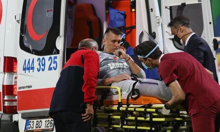 El arquero uruguayo sufrió la fractura de tibi y peroné durante un partido de la liga turca. El arquero uruguayo sufrió la fractura de tibi y peroné durante un partido de la liga turca.