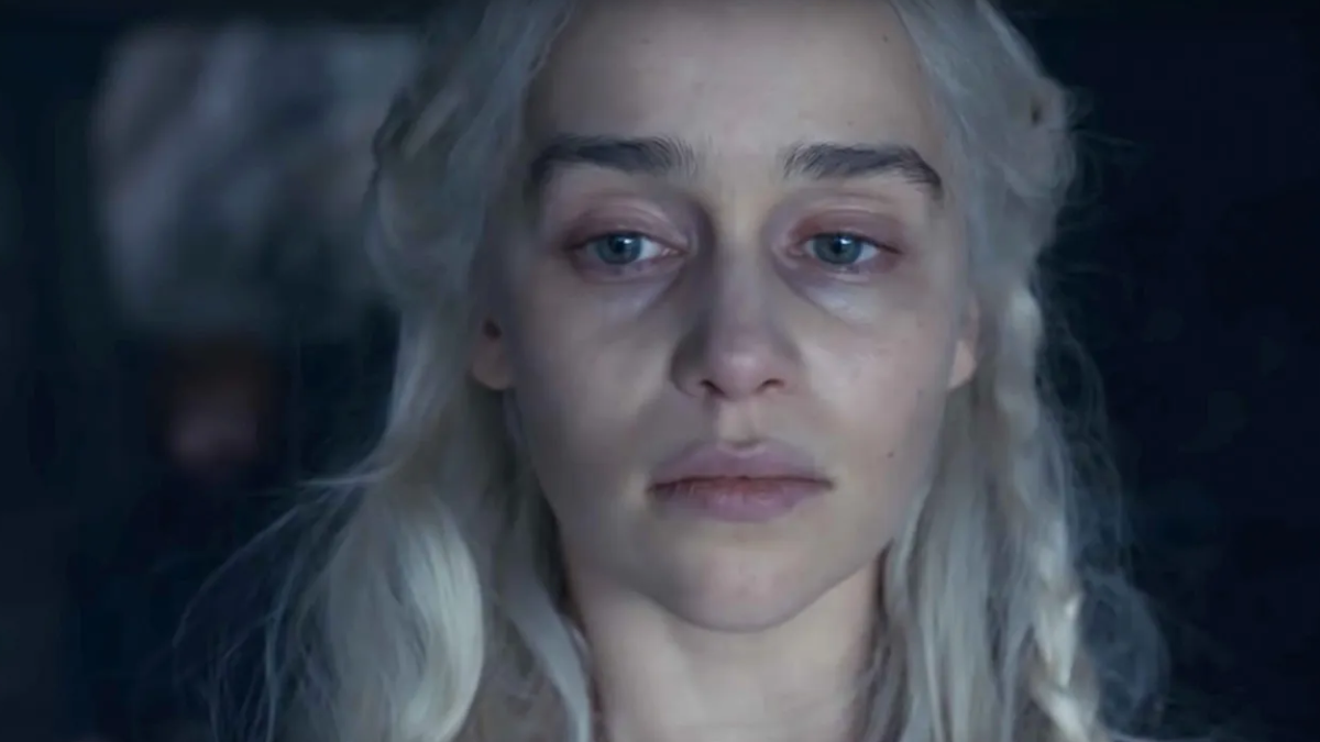 El rostro de Daenerys en Game of Thrones refleja ese momento donde el dolor ya no se expresa con palabras sino que se procesa en un silencio absoluto y devastador.