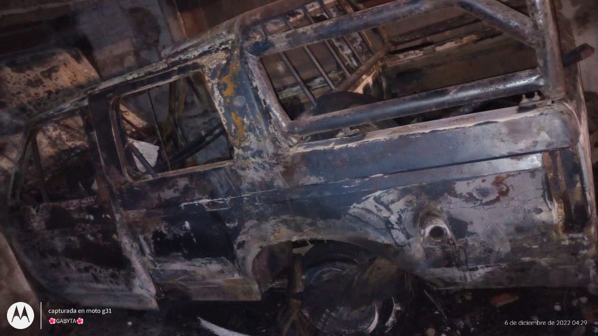 La camioneta por la que se originó el incendio en barrio Yapeyú.