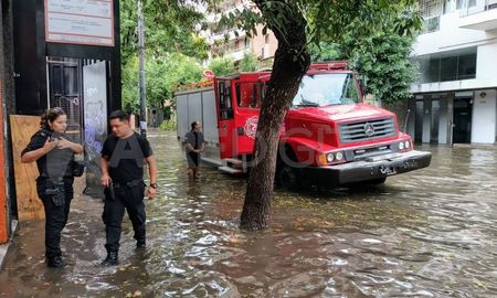 Pese al fuerte temporal, no hubo evacuados ni heridos en Rosario. Pese al fuerte temporal, no hubo evacuados ni heridos en Rosario.