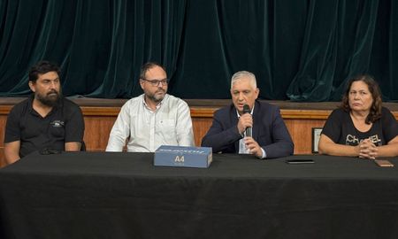 El intendente de Sauce Viejo, Mario Papaleo, anunció este viernes el pase a planta permanente de 29 trabajadores municipales. El intendente de Sauce Viejo, Mario Papaleo, anunció este viernes el pase a planta permanente de 29 trabajadores municipales.