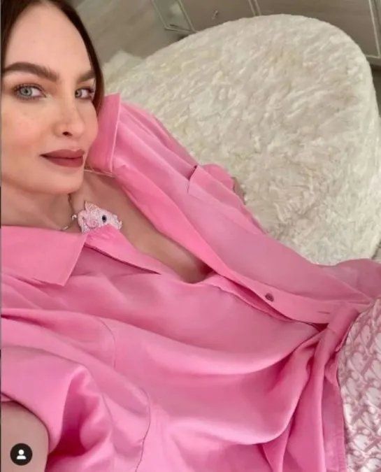 Belinda sorprende con extraño aspecto en su rostro.