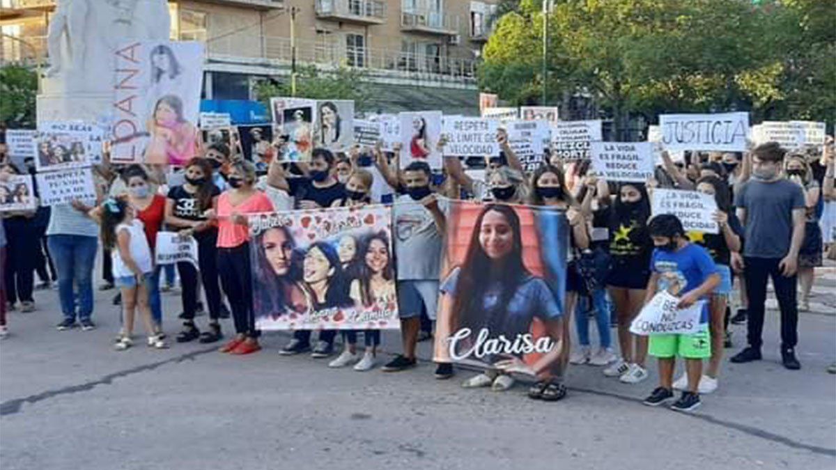 Una de las marchas de miembros de la ONG Estrellas Amarillas y familiares y amigos de las adolescentes que murieron, reclamando justicia.