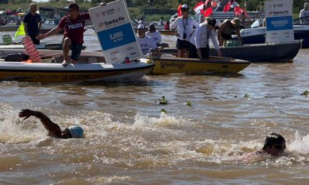 El especialista Pedro Bisconti brindó detalles en la transmisión de AIRE sobre la hidratación de los nadadores en la Maratón Santa Fe-Coronda. El especialista Pedro Bisconti brindó detalles en la transmisión de AIRE sobre la hidratación de los nadadores en la Maratón Santa Fe-Coronda.