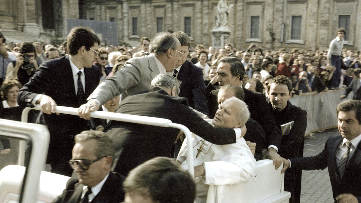 Juan Pablo II fue alcanzado por cuatro balas, dos de las cuales se alojaron en su estómago, otra le alcanzó en el brazo derecho y la última en la mano izquierda.