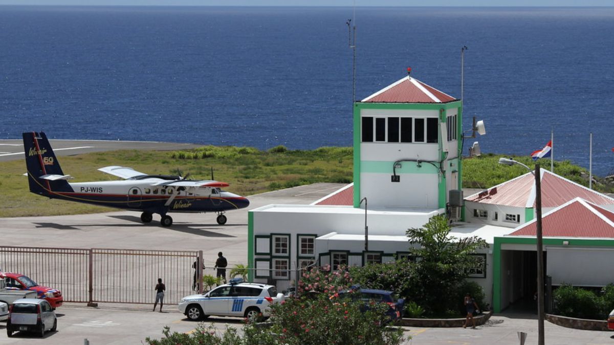 La plataforma del aeropuerto es pequeña, al igual que la propia terminal y, la torre, no trabaja específicamente como una de control de tráfico aéreo, sino que solo le brinda información meteorológica a los pilotos: dirección e intensidad del viento, visibilidad, temperatura, y presión atmosférica. La plataforma del aeropuerto es pequeña, al igual que la propia terminal y, la torre, no trabaja específicamente como una de control de tráfico aéreo, sino que solo le brinda información meteorológica a los pilotos: dirección e intensidad del viento, visibilidad, temperatura, y presión atmosférica.