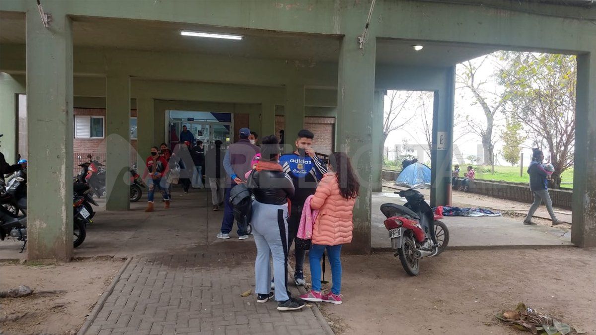 Organizaciones barriales continúan manifestándose para pedir alimentos frente al Ministerio de Desarrollo Social.&nbsp;