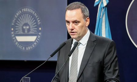 El Gobierno echó al empresario textil Teddy Karagozian del Consejo de Asesores económicos que preside Demian Reidel y que instruye en la materia al presidente Javier Milei. El Gobierno echó al empresario textil Teddy Karagozian del Consejo de Asesores económicos que preside Demian Reidel y que instruye en la materia al presidente Javier Milei.