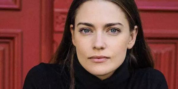 LAURA BERLIN como EMMA OF NORMANDY.