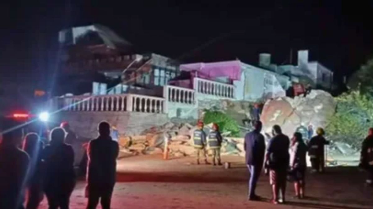 La vivienda cedió esta noche. Una persona estaba trabajando en la casa al momento de la caída.