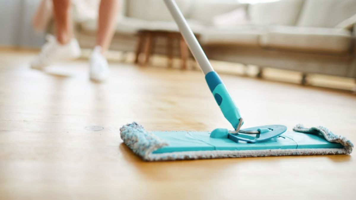 Los expertos recomiendan no utilizar agua y vinagre para limpiar pisos de madera ya que arruina acabado químico de la superficie. Los expertos recomiendan no utilizar agua y vinagre para limpiar pisos de madera ya que arruina acabado químico de la superficie.