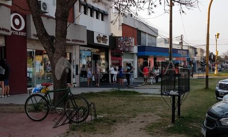 Varios comerciantes de calle Aristóbulo del Valle implementarán el horario corrido a partir del próximo 6 de mayo. Varios comerciantes de calle Aristóbulo del Valle implementarán el horario corrido a partir del próximo 6 de mayo.