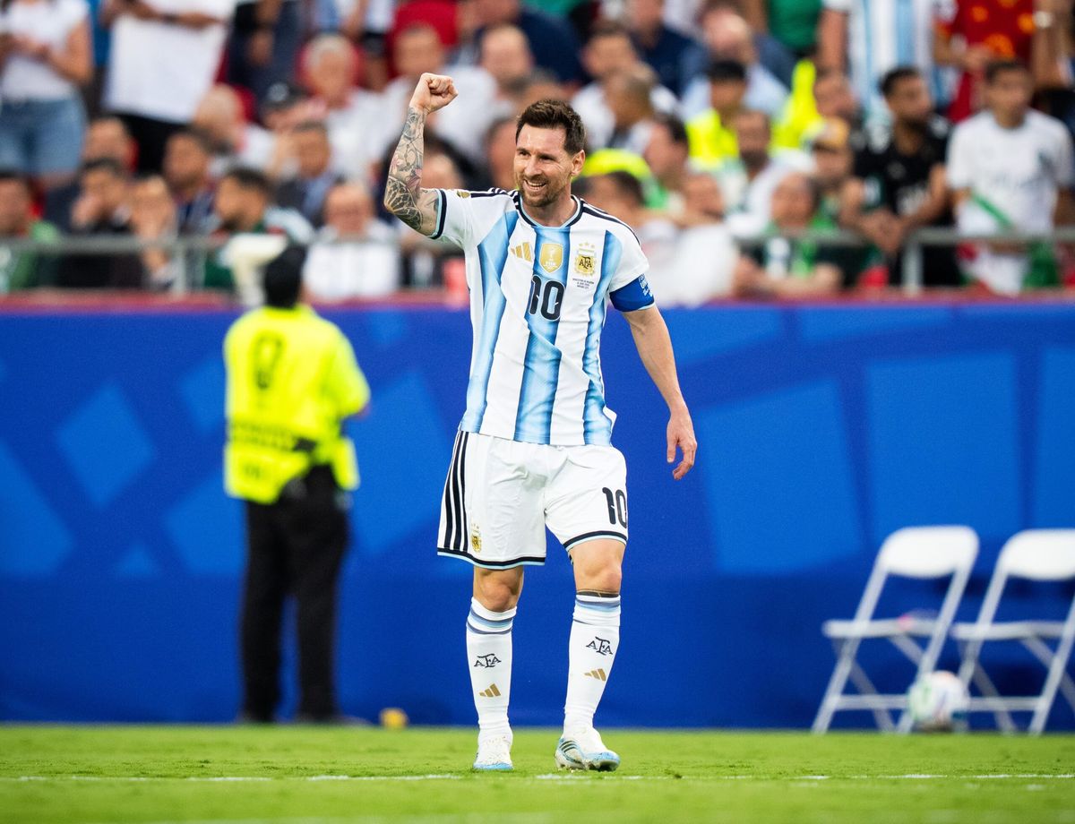 Messi festejando el primero de sus tres goles ante Argelia. Messi festejando el primero de sus tres goles ante Argelia.