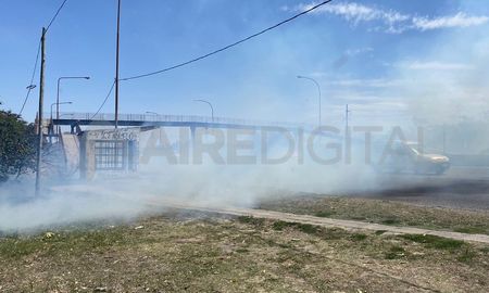 El humo es denso y puede provocar accidentes en este tramo de la autovía de la Ruta Nacional 168. El humo es denso y puede provocar accidentes en este tramo de la autovía de la Ruta Nacional 168.