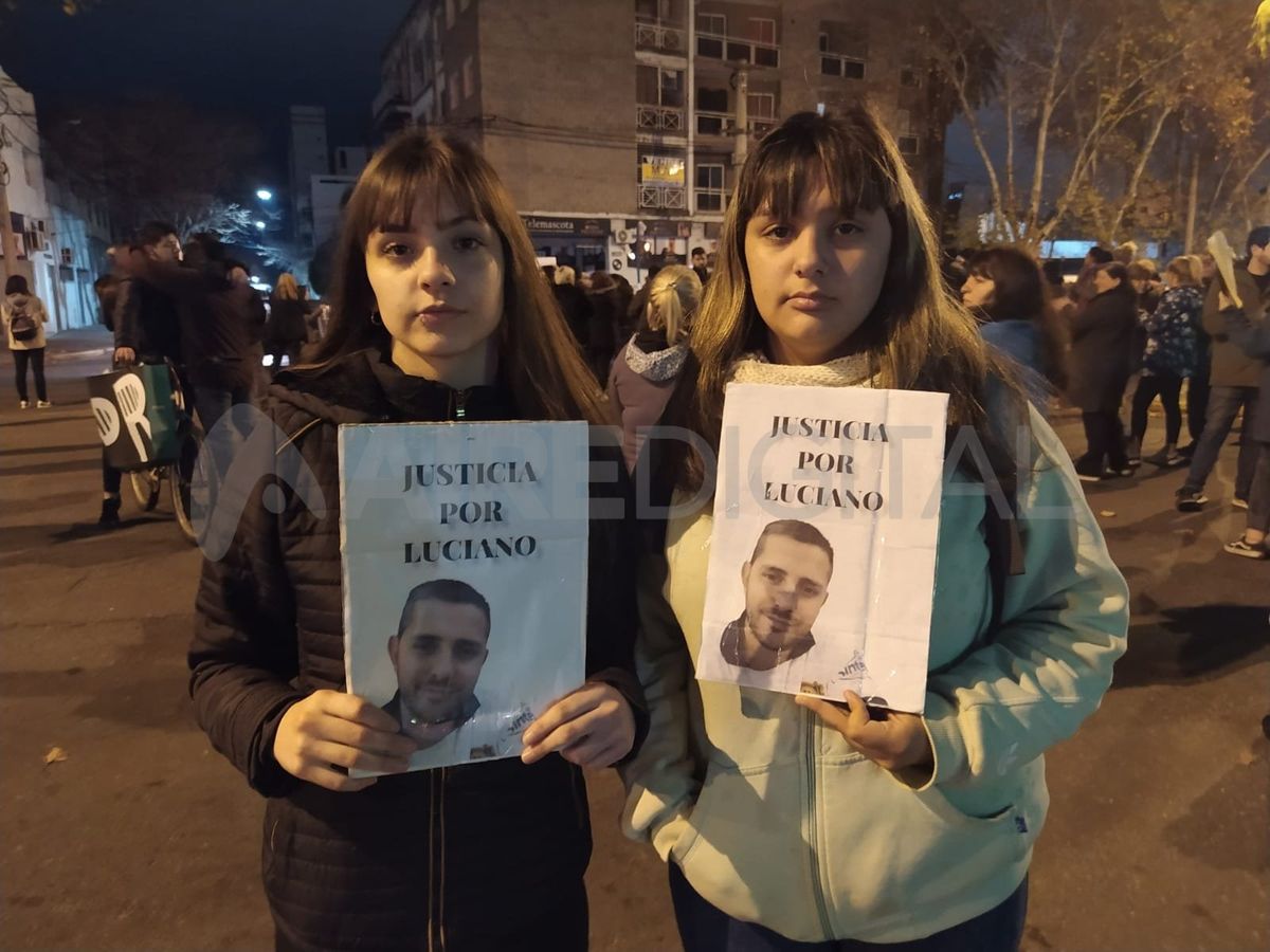 La cara de Luciano Muscio se replica en pancartas y remeras de las personas que se hicieron presentes en la marcha contra la inseguridad.
