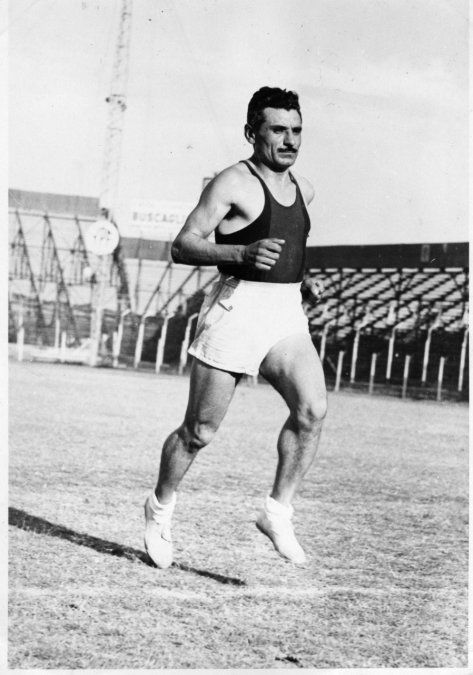 Delfo Cabrera nació en Armstrong, departamento Belgrano, provincia de Santa Fe, el 2 de abril de 1919. Fue el cuarto de seis hijos –tres varones y tres mujeres– de Claro Cabrera y Juana Gómez. En su infancia y adolescencia, Cabrera solía decirle a su madre: “Yo voy a ser como Zabalita”, inspirado por el oro olímpico que el Ñandú Criollo había logrado en Los Angeles 1932.