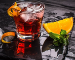 Cómo hacer un cóctel Negroni, la receta del clásico italiano ideal como aperitivo Cómo hacer un cóctel Negroni, la receta del clásico italiano ideal como aperitivo