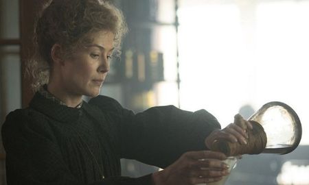 Netflix estrenó Madame Curie, la película sobre la científica polaca que que revolucionó la física y la química. Netflix estrenó Madame Curie, la película sobre la científica polaca que que revolucionó la física y la química.