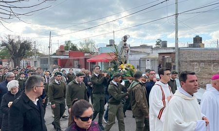 A las 16.30, los fieles acompañaron a San Cayetano en la procesión, que volvió luego de dos años. A las 16.30, los fieles acompañaron a San Cayetano en la procesión, que volvió luego de dos años.