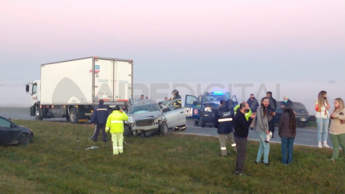 El accidente involucró a tres autos, un camión y una camioneta de la policía de Seguridad Vial