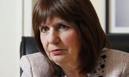 La presidenta del PRO, Patricia Bullrich, mostró su apoyo a los vecinos de Pilar que impidieron el ingreso de Lázaro Báez al country donde pensaba pasar la prisión domiciliaria. La presidenta del PRO, Patricia Bullrich, mostró su apoyo a los vecinos de Pilar que impidieron el ingreso de Lázaro Báez al country donde pensaba pasar la prisión domiciliaria.