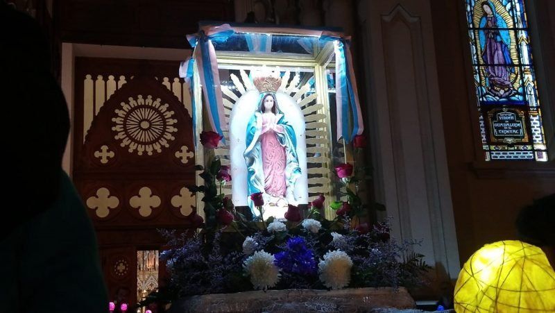 La imagen necesita una restauración porque tiene rajada parte de la cara y el manto, son cuestiones superficiales.