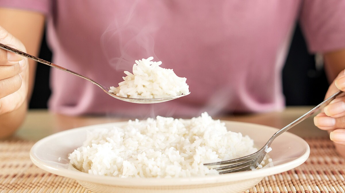 El proceso consiste en agregar una cucharada de aceite de coco al agua hirviendo y luego media taza de arroz. El proceso consiste en agregar una cucharada de aceite de coco al agua hirviendo y luego media taza de arroz.