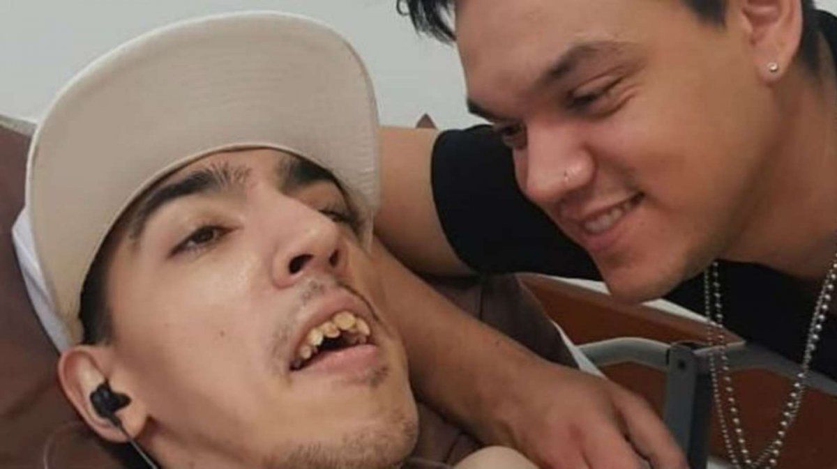 Carlitos tiene una discapacidad psicomotriz.