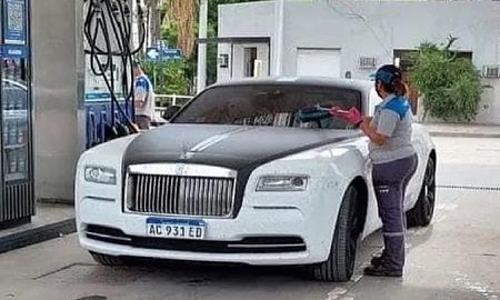 Llename el tanque: Carlitos Tevez apareció con su Rolls-Royce en una estación de servicio de Córdoba Llename el tanque: Carlitos Tevez apareció con su Rolls-Royce en una estación de servicio de Córdoba
