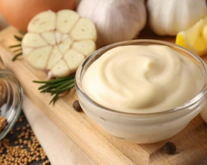 La mayonesa o mahonesa es una salsa emulsionada fría elaborada principalmente a base de huevo entero y aceite vegetal batidos. De origen menorquín, o creada por un cocinero francés en Menorca, generalmente se la sazona con sal, zumo de limón o vinagre. La mayonesa o mahonesa es una salsa emulsionada fría elaborada principalmente a base de huevo entero y aceite vegetal batidos. De origen menorquín, o creada por un cocinero francés en Menorca, generalmente se la sazona con sal, zumo de limón o vinagre.