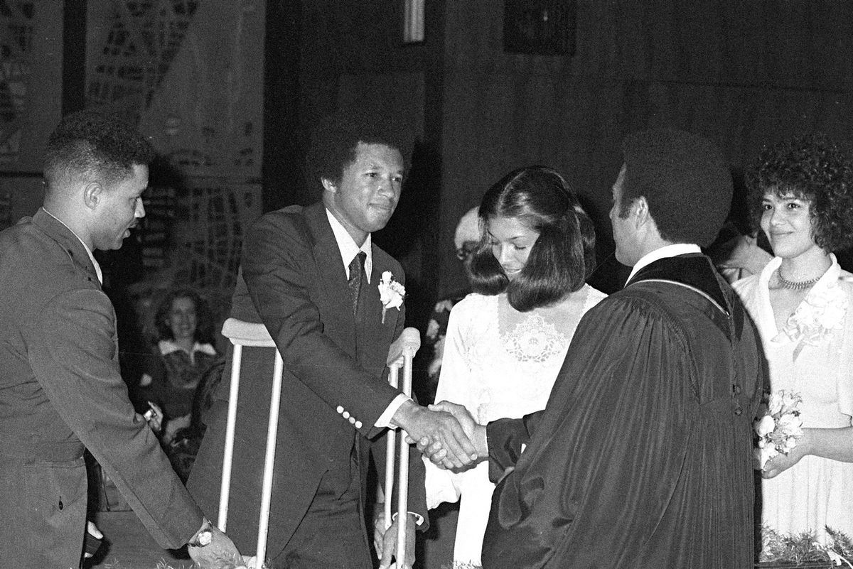 El 20 de febrero de 1977 se casó con la fotógrafa Jeanne Moutoussamy en la iglesia de la ONU, en Nueva York, en una ceremonia oficiada por Andrew Young, el embajador de los Estados Unidos ante las Naciones Unidas. Ashe utilizó muletas porque todavía tenía un tobillo enyesado, producto de una lesión. A su derecha, está su hermano menor, Johnnie. El 20 de febrero de 1977 se casó con la fotógrafa Jeanne Moutoussamy en la iglesia de la ONU, en Nueva York, en una ceremonia oficiada por Andrew Young, el embajador de los Estados Unidos ante las Naciones Unidas. Ashe utilizó muletas porque todavía tenía un tobillo enyesado, producto de una lesión. A su derecha, está su hermano menor, Johnnie.