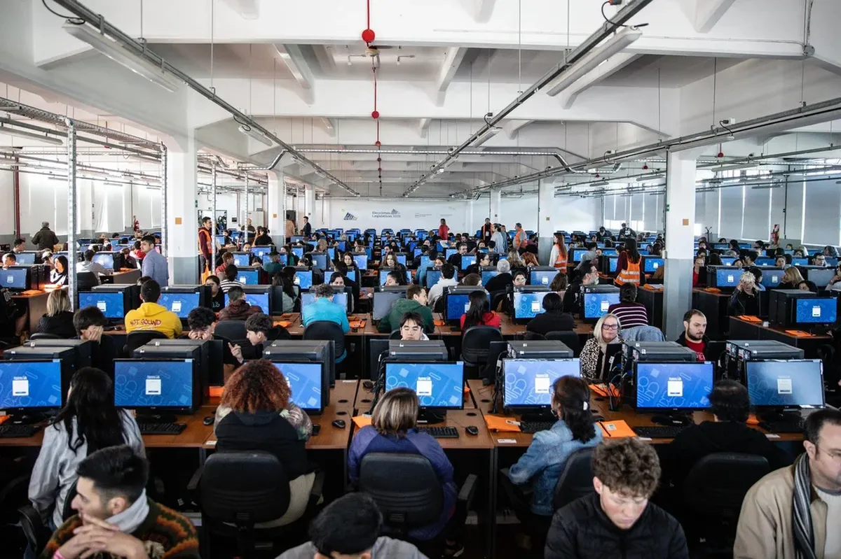 El simulacro de las próximas elecciones legislativas nacionales se realizó en la sede del barrio de Barracas del Correo Argentino.