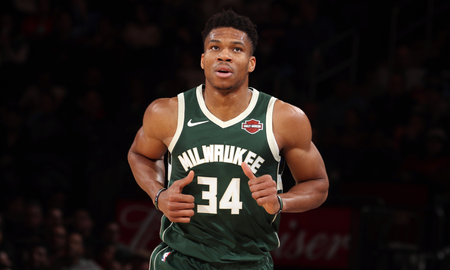 Giannis Antetokoumpo podría cambiar de franquicia en la NBA el año próximo cuando quede libre. Giannis Antetokoumpo podría cambiar de franquicia en la NBA el año próximo cuando quede libre.