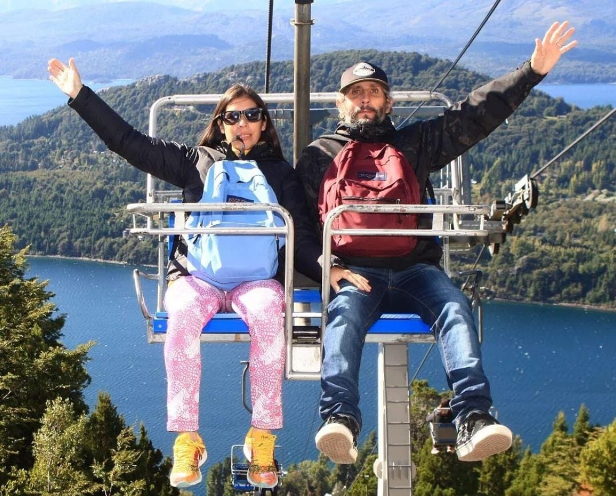 La influencer de Escobar con su pareja, Nicolás, en uno de los viajes que hicieron al sur del país.